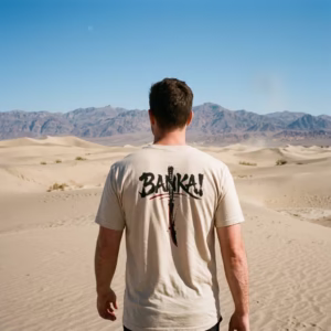 Camiseta Bankai Sword arena en modelo masculino, en el desierto