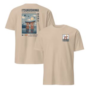 Camiseta Itsukushima 厳島神社 — Torii Flotante de Miyajima — color Sand, vista de espalda y pecho en una imagen